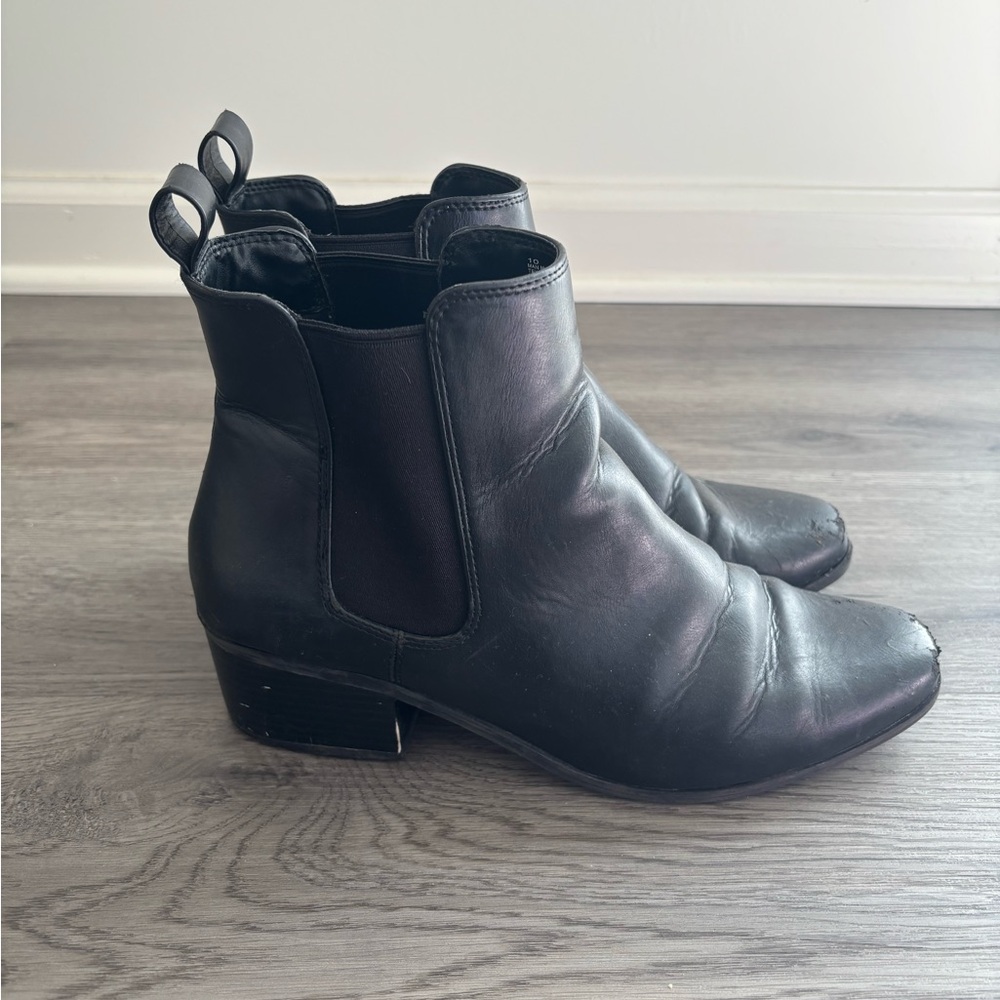 FOREVER 21: Black Ankle Boots